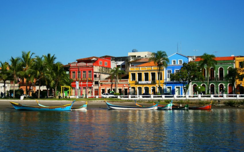 Família usando óculos com estilo no litoral
